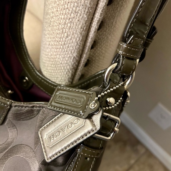 Coach Madison Op Art Maggie, F1120-18763. Grey exterior with purple lining. - Picture 4 of 16